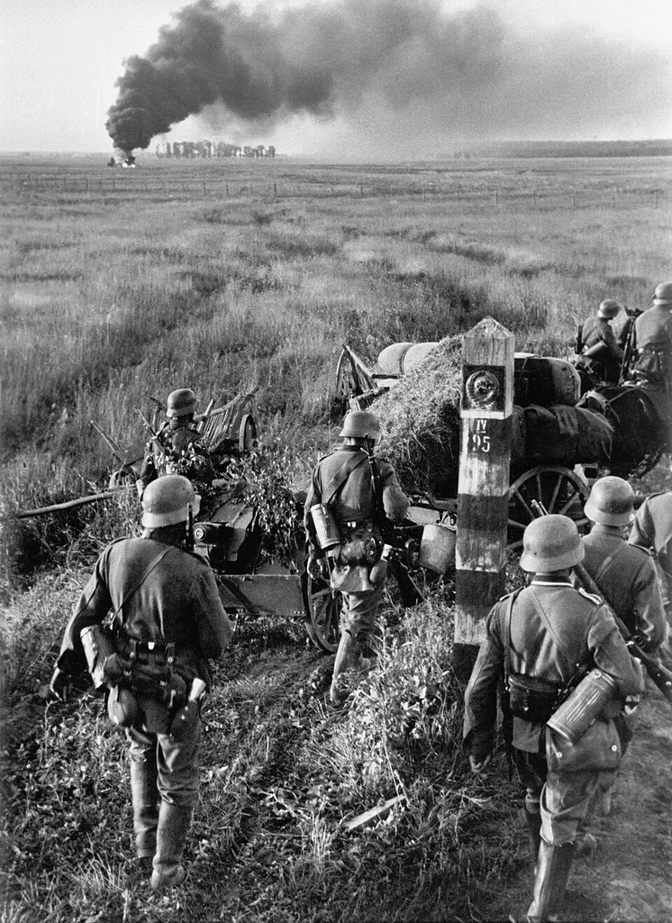 German_troops_crossing_the_Soviet_border.jpg